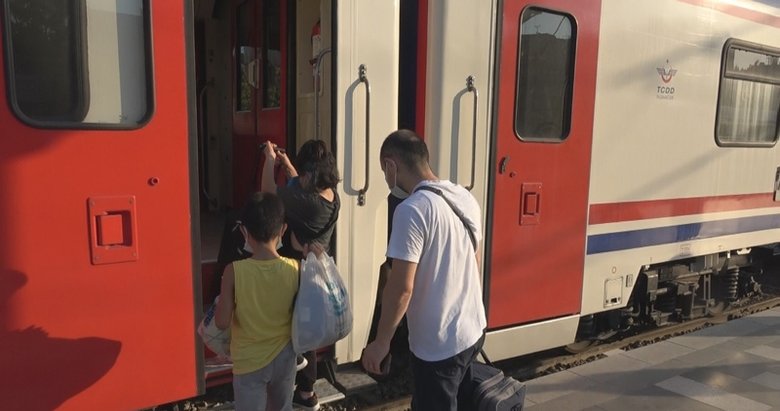 15 ay sonra ’İzmir Mavi Tren’i 300 yolcusuyla Ankara’ya yola çıktı