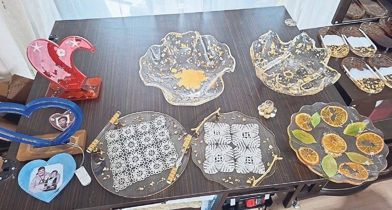 Oğlunun tedavi masrafları için evini atölyeye çevirdi