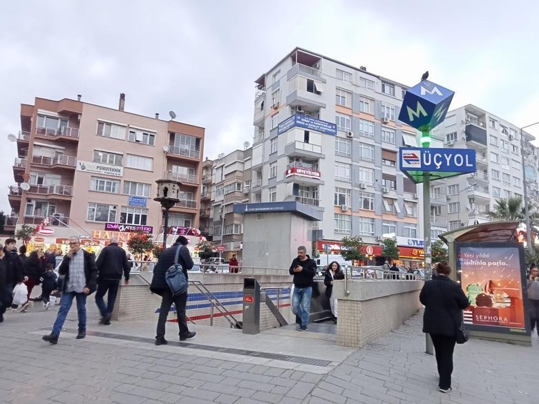 İzmir Büyükşehir’in bakım yapmadığı merdiven çöktü
