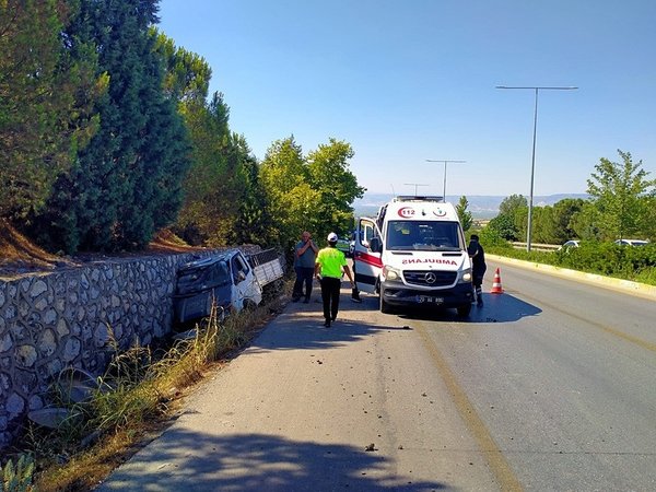 Denizli’de yoldan çıkan kamyonetteki baba ve oğul yaralandı!