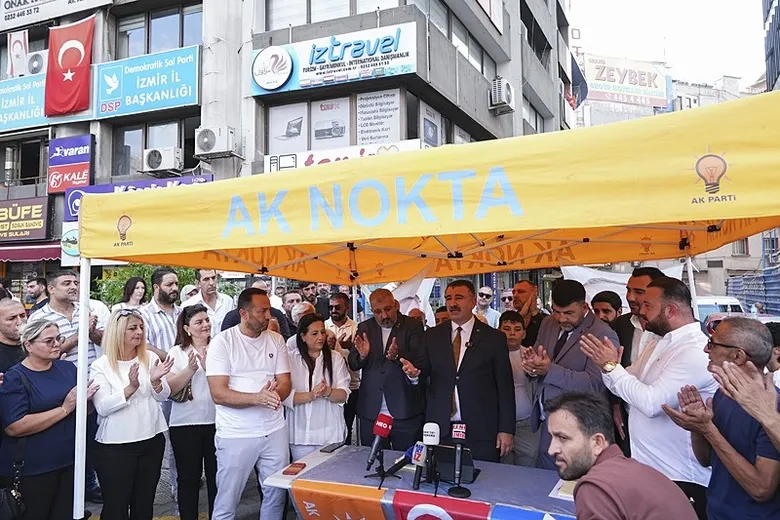 izmirde-chp-ve-diger-partilerden-500-kisi-ak-partiye-katildi-uyeler-mehter-marsiyla-karsilandi-1786811192863.jpeg