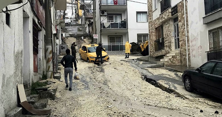 Kuşadası’nda sağanak; yollar dereye döndü, çukurlar oluştu