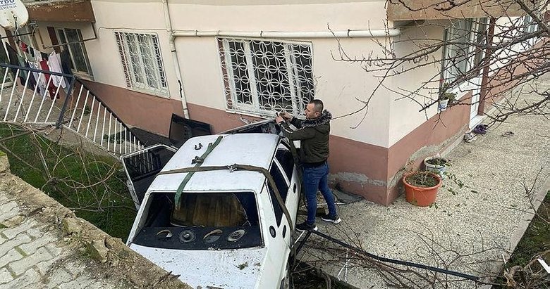 İzmir’de yoldan çıkan otomobil bir apartmanın bahçesine düştü