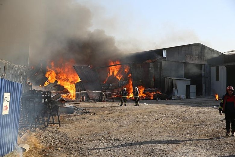 Denizli’de fabrika yangını! Alevler bir anda sardı