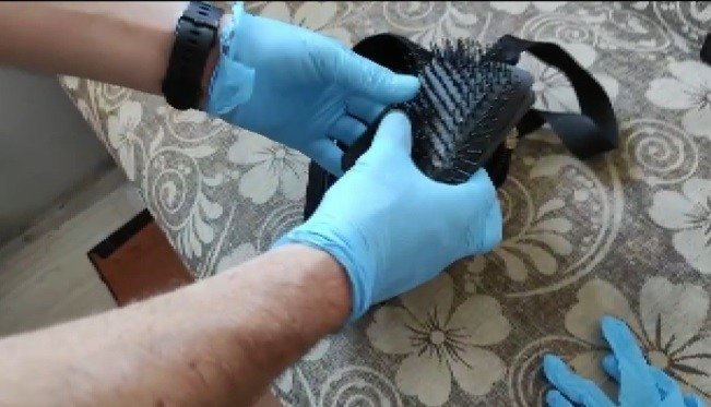 İzmir’de tarak içerisine gizlenen uyuşturucu, polisin dikkatinden kaçmadı