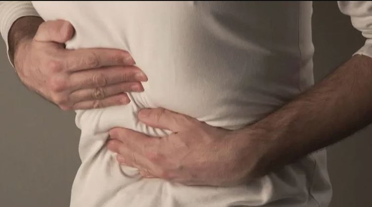 Göbeğiniz düşmüş olabilir! Karın ağrısından kıvrananlar dikkat!