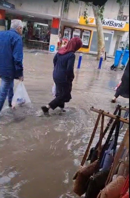 İzmir’de sağanak yağış etkili oldu! Araçlar sular içinde kaldı