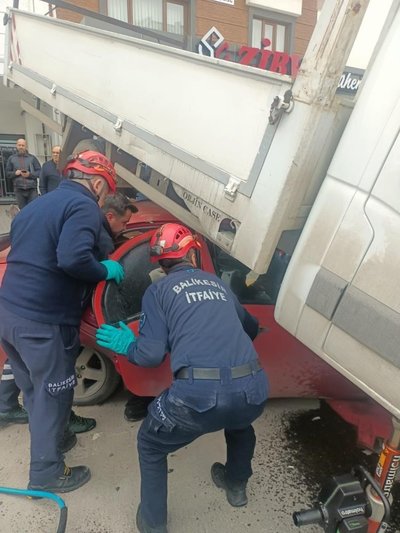 Kontrolden çıkan araç park halindeki kamyonetin altına girdi: 3 yaralı