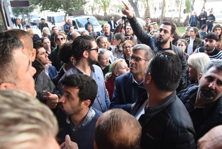 CHP İzmir İl Başkanlığı önünde Buca protestosu