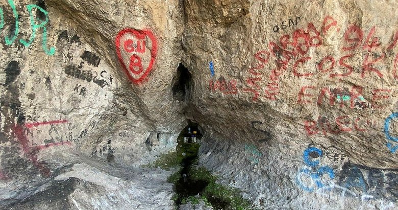 Vandallar adeta ilan panosuna çevirdi! Aşk acılarını tarihi, doğal oluşum mağaralara yazdılar