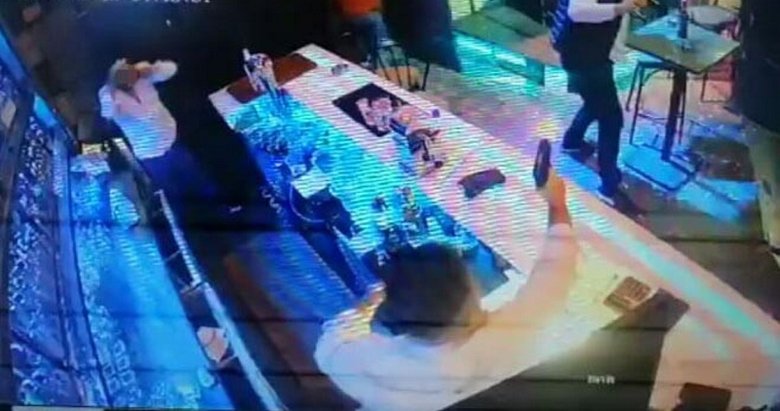 İzmir’de dehşet anları! Gece kulübündeki silahlı kavga kamerada