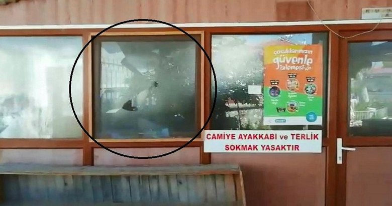İzmir’de camiye çirkin saldırı Caminin camlarını kırdı, tabelasını söktü