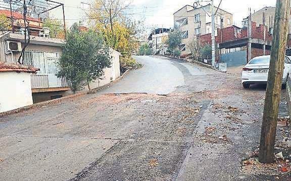 İZSU, kazdığı yolu toprakla kapattı