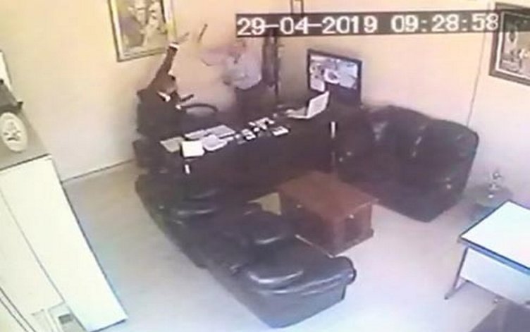 Denizli’de tabancalı saldırgana sopayla direndi