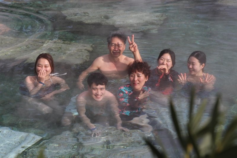 Denizli’’de turistler soğuk havaya aldırmadı! Eksi 2 derecede havuza girdiler