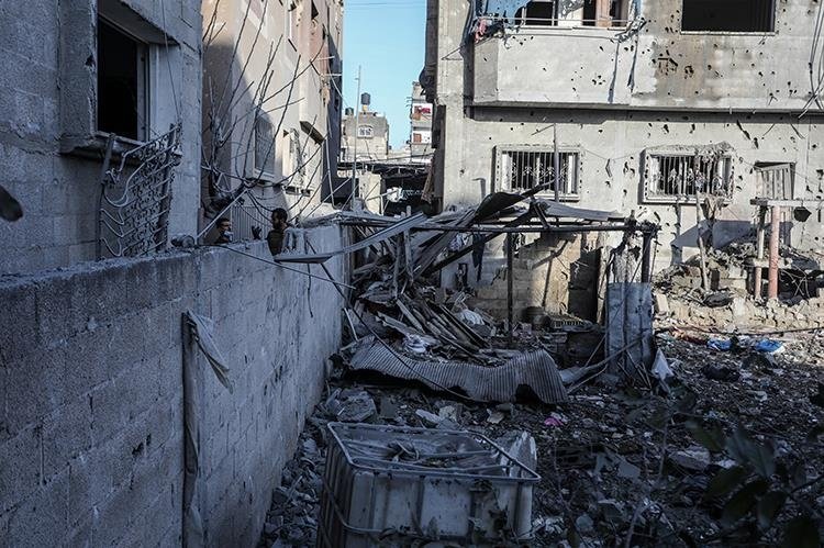 İsrail daha önce güvenli olduğunu iddia ettiği El-Mevasi’den ardında cesetler bırakarak çekildi