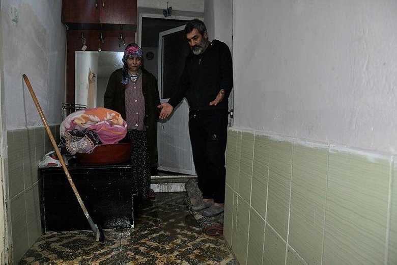 Taşan dere suları, evi savaş alanına çevirdi