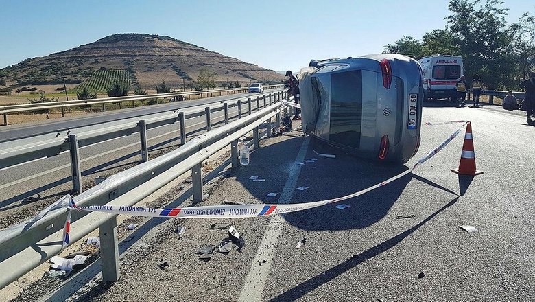 Otomobil traktöre çarpıp yan döndü: 1 ölü, 1 yaralı