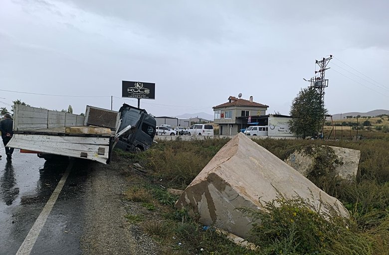 Afyonkarahisar’da mermer yüklü tır metrelerce kayıp istinat duvarına çarparak durabildi!