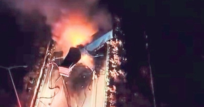 Manisa’da çarpışan iki TIR alevlere teslim oldu