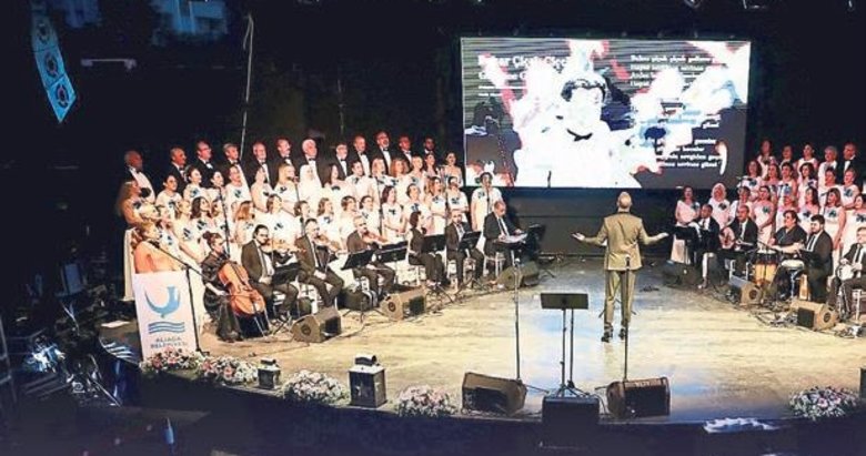 ASEV Korosu Zekai Tunca şarkılarıyla mest etti