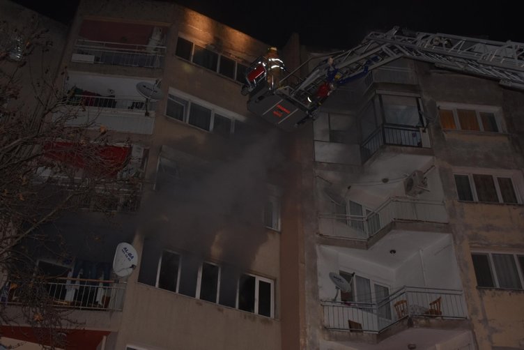 İzmir’de korkutan yangın! 15 kişinin yaşadığı dairede...