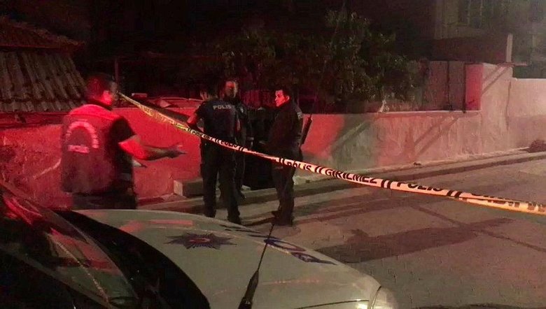 Denizli'de olaylı gece! Tartıştıkları kişiyi kahvehanede bulamayınca evi kurşunladılar