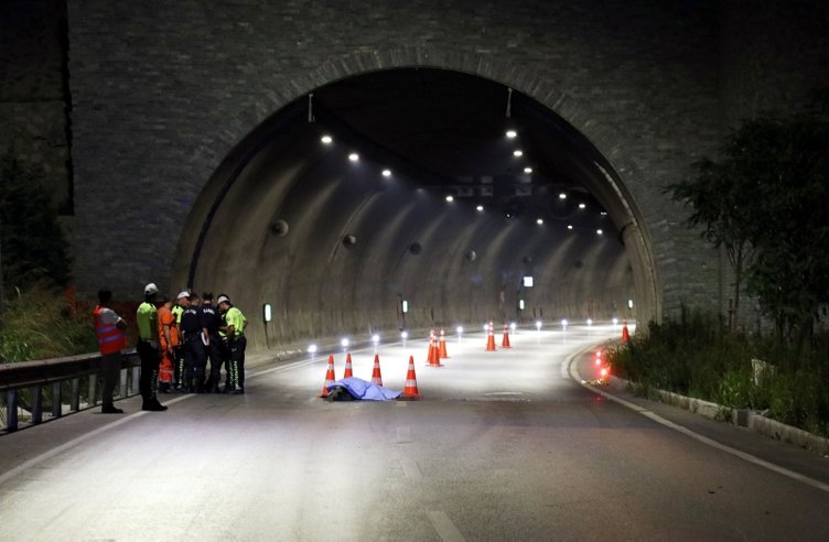 İzmir’de tünel çıkışında bariyerlere çarpan motosiklet sürücüsü öldü