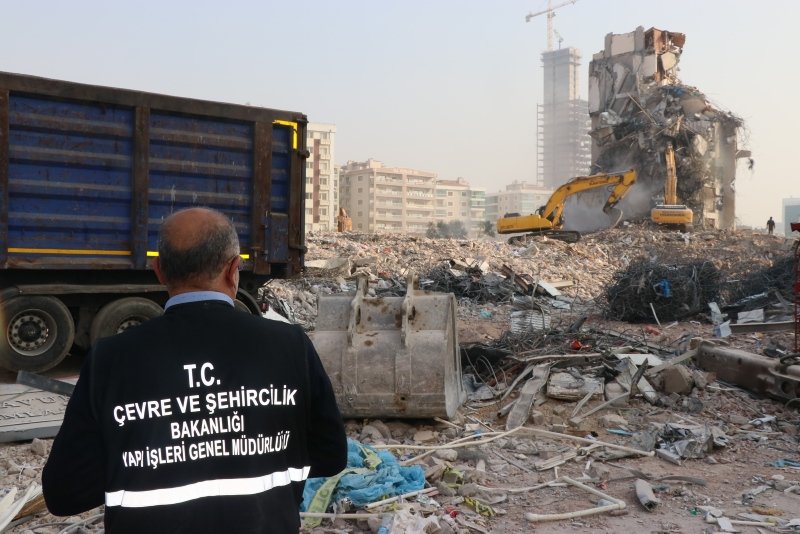 İzmir’de depremin ardından acil yıkılacak 71 binadan 67’sinin yıkımı tamamlandı