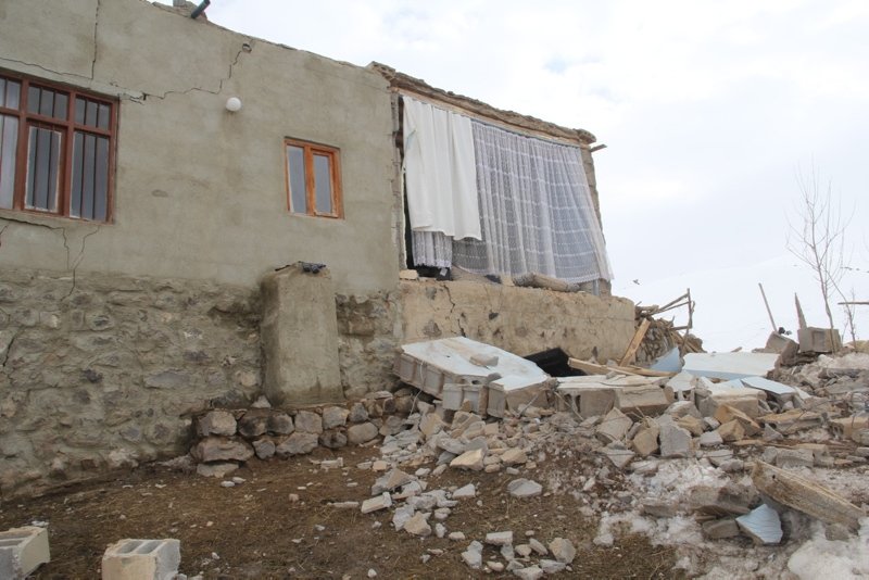 Türkiye-İran sınırında deprem! Van’da evler yıkıldı! Görüntüler peş peşe geliyor