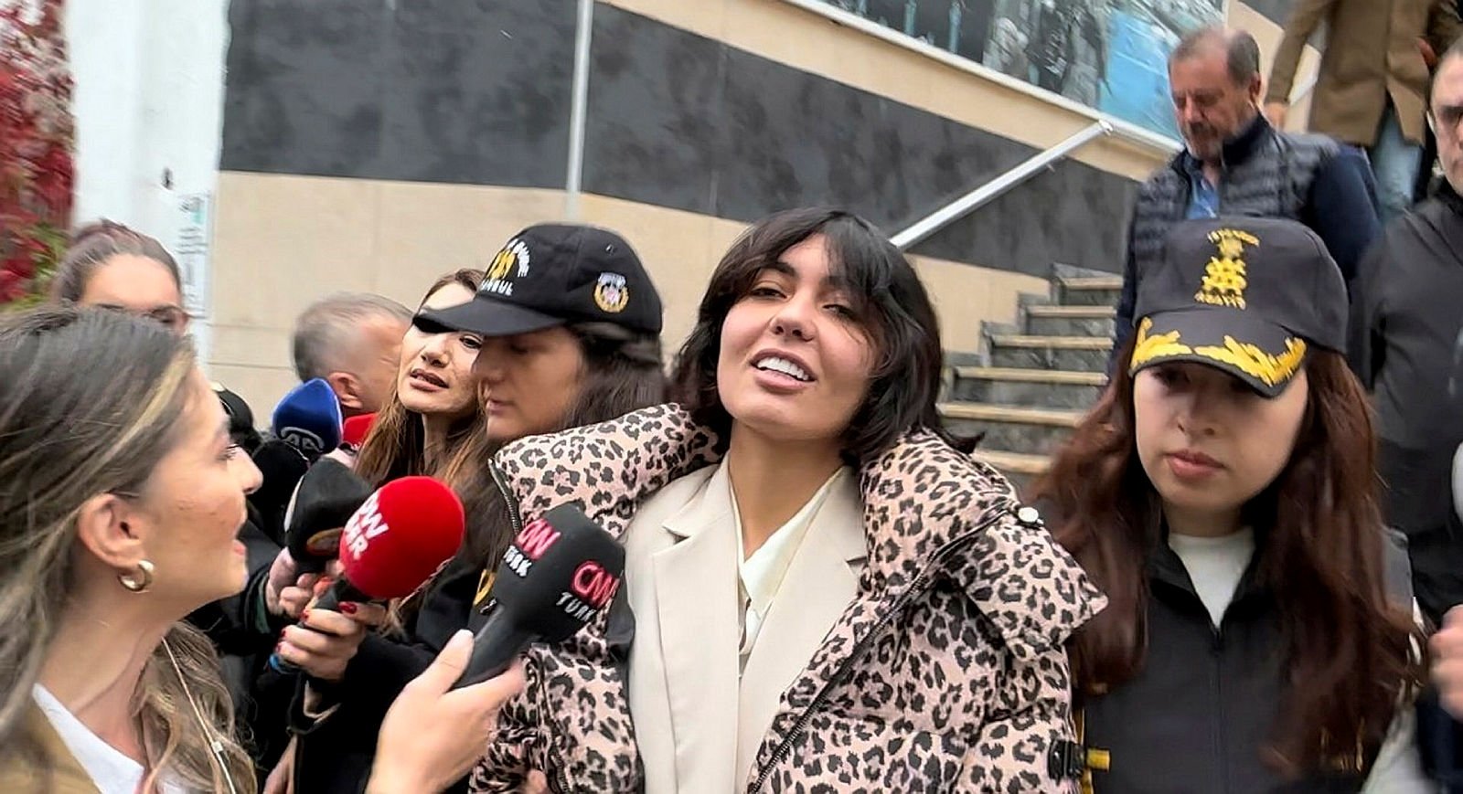 Bahar Candan duruşmada gözyaşlarına boğularak açıkladı: 1-2 milyon param var, ben bir garibanım Sosyal medya fenomenleri tutuklandı - Yaşam Haberleri