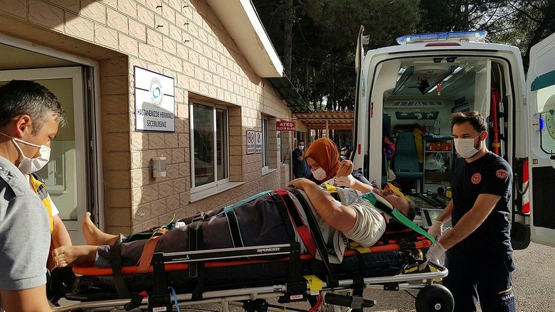 Kaya parçaları yüklü TIR kontrolden çıkarak devrildi