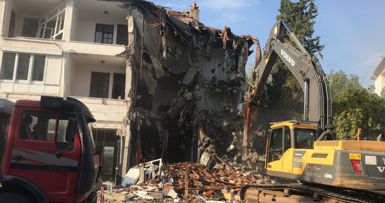 Marmaris’te çürük binalar yıkılıyor