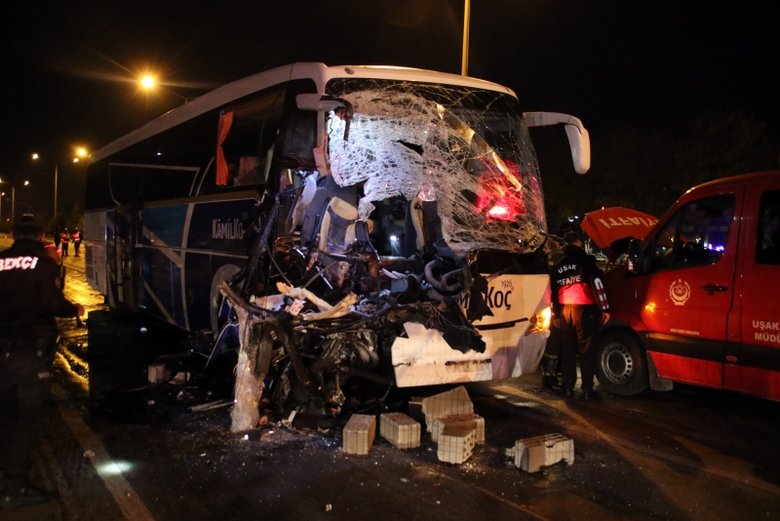 Usak Ta Korkunc Kaza Yolcu Otobusu Tir La Carpisti Usak Haberleri