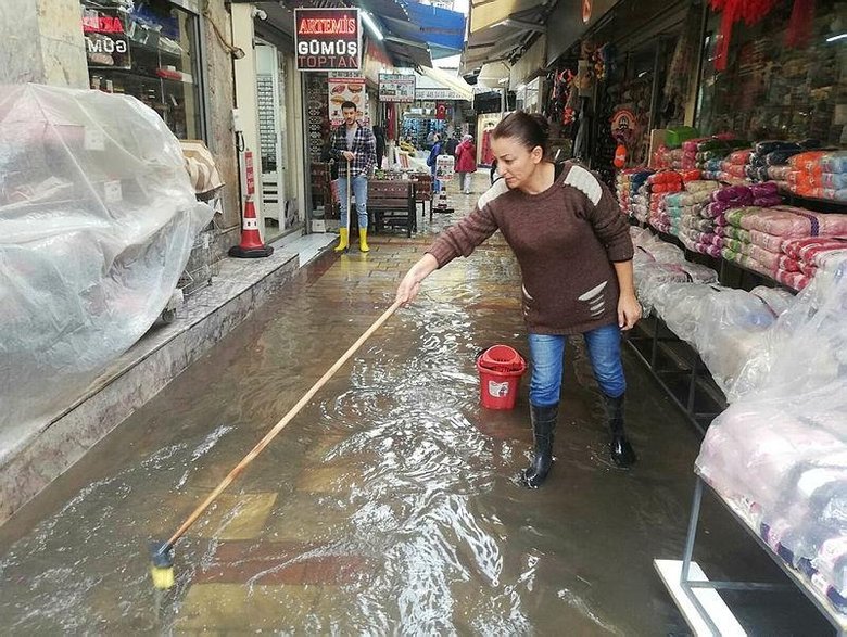 Kemeraltı Çarşısı’nda hep aynı çile! Esnaf tepkisini kağıttan gemi yüzdürerek gösterdi