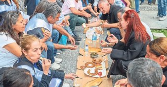 CHP’li Bayraklı Belediyesi’nde maaş krizi! İşçilerden yol kapatma eylemi