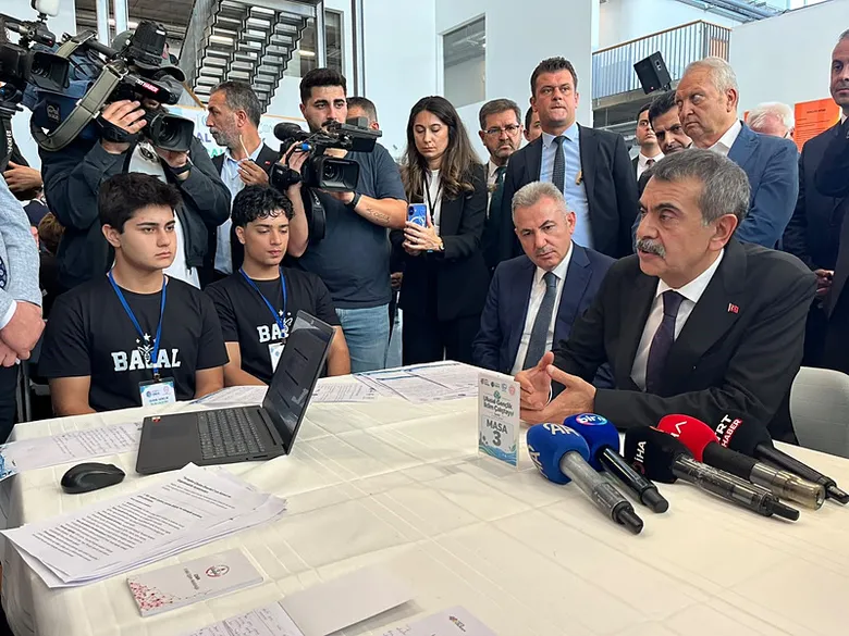 Bakan Tekin İzmir’de! Çiğli Belediye Başkanı Onur Emrah Yıldız’ı ziyaret etti