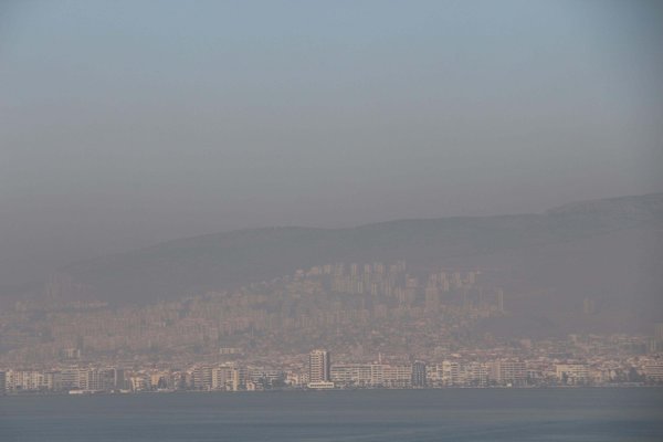 izmir-icin-korkutan-hava-kirliligi-raporu-sinirlarin-5-kat-fazlasi-1751354716281.jpg