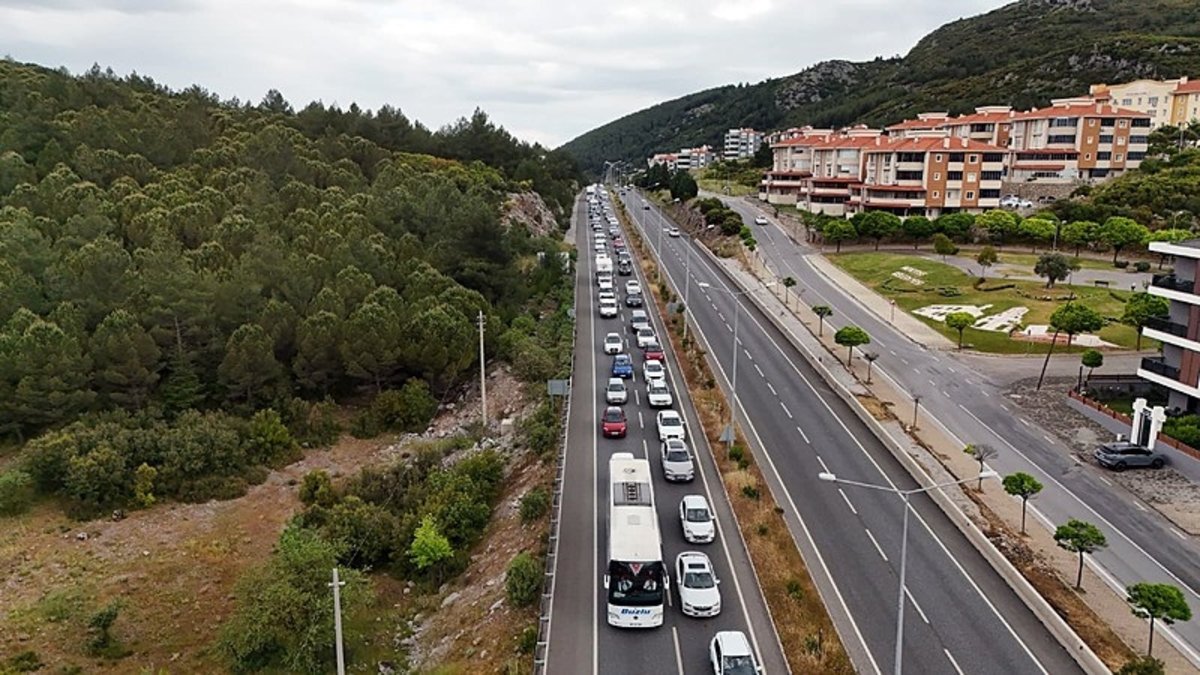 Tatilciler Muğla'ya koştu! Araç trafiği 3 kilometreyi buldu