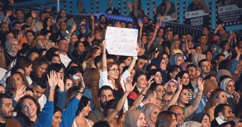 Gökhan Özen sevgisi yağmuru bile dinlemedi