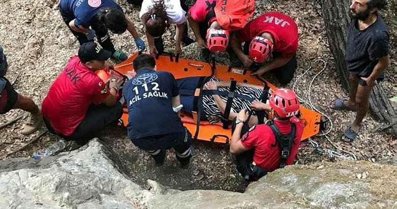 Fethiye’de doğa yürüyüşünde kayalık zeminde düşen kişi 4 saatte kurtarıldı