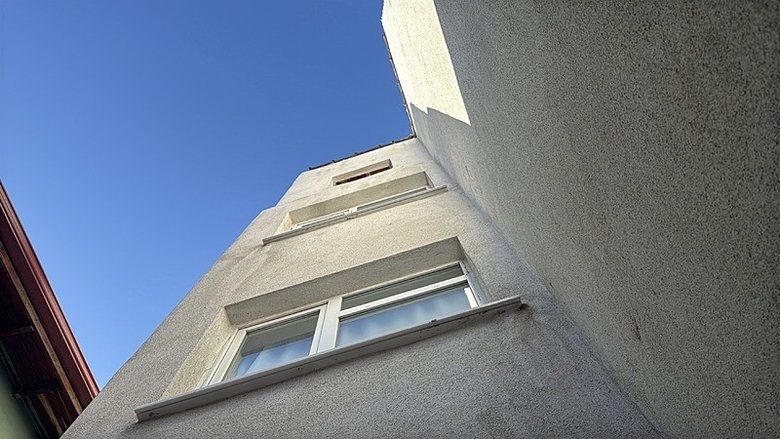 Kütahya’da demir faciası! Babasının çatıdan attığı inşaat demiri başına isabet etti