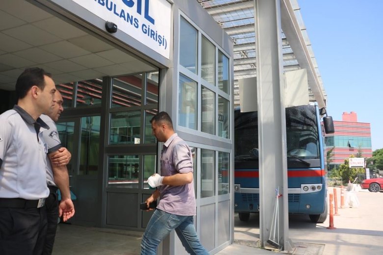 Afyonkarahisar'da kurban keserken yaralanan 30’a yakın kişi hastanelik oldu