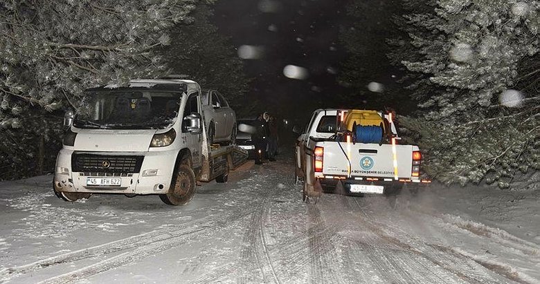 İzmir’den gidip Spil’deki karda mahsur kalan 5 kişi kurtarıldı