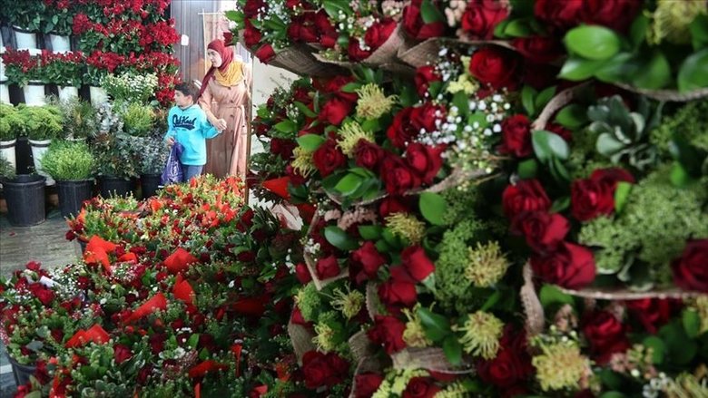cicekcilerde-14-subat-yogunlugu-iste-guncel-fiyatlar-1770920738635.jpeg