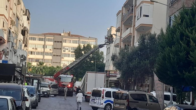 İzmir’de apartman dairesinde yangın!