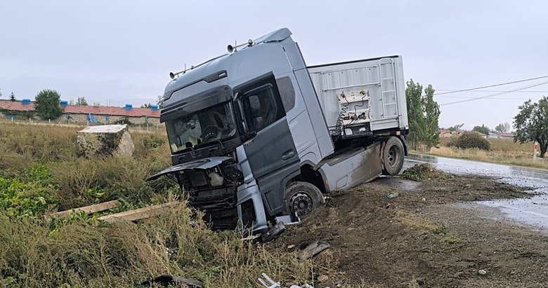 Afyonkarahisar’da mermer yüklü tır metrelerce kayıp istinat duvarına çarparak durabildi!