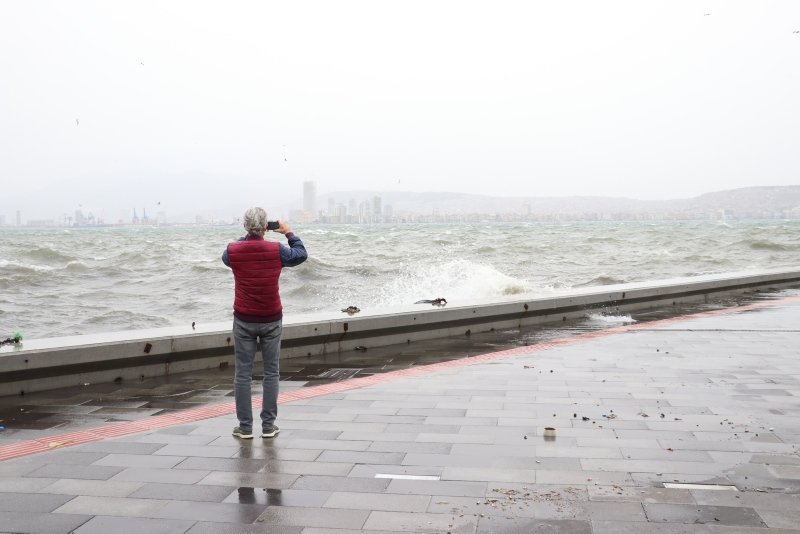 İzmir’de kuvvetli fırtına! Karşıyaka’da deniz taştı, tramvay yolu sular altında kaldı