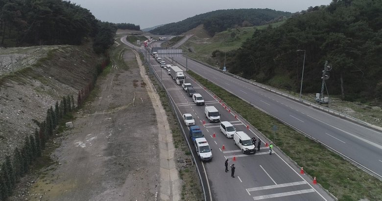 Giriş çıkışların yasaklandığı İzmir’de kilometrelerce araç kuyruğu