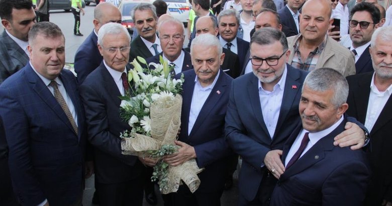 AK Partili Binali Yıldırım, İzmir Şoförler ve Otomobilciler Esnaf Odası ziyaretinde konuştu